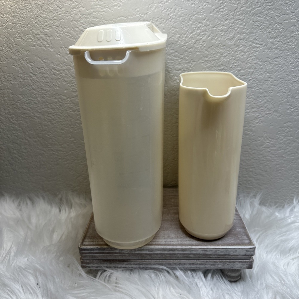 $15 🌙 Rubbermaid‎ Servin Saver Pitcher Jug 1.5 & 2.5 Quart Almond Lid Set Of 2
